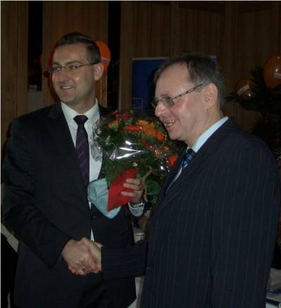 Hermann Reinders gratuliert den neuen Kreisvorsitzenden Sven Behrens