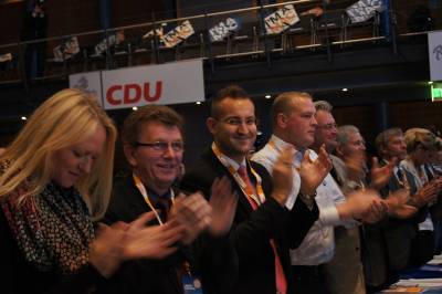 v.l. Landtagskandidatin Sandra Erfmann, WK 86 Aurich, Theo Frerichs, Delegierter, Kreisvorsitzender Sven Behrens, Robert Bents, Delegierter, Heiko Schmelzle, Delegierter