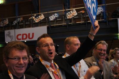 v.l. Theo Frerichs, Delegierter, Kreisvorsitzender Sven Behrens, Robert Bents, Delegierter, Heiko Schmelzle, Delegierter