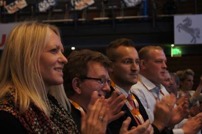 v.l. Landtagskandidatin Sandra Erfmann, WK 86 Aurich, Theo Frerichs, Delegierter, Kreisvorsitzender Sven Behrens, Robert Bents, Delegierter