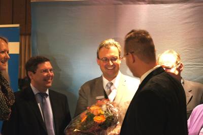 Kreisvorsitzender Sven Behrens gratuliert nach der Wahl
v.l. Sandra Erfmann, Landtagskandidatin fr den WK 86/Aurich, Reinhard Hegewald, MdL, Bezirksvorsitzender und Landtagskandidat fr den WK 85 Emden/Norden, der neu gewhlte Bundestagskandidat Heiko Schmelzle und Kreisvorsitzender Sven Behrens