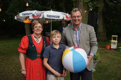 Tombolagewinner Hanno Reents, Mitte, Wasserball mit Originalunterschrift der Bundeskanzlerin Angela Merkel,
links: Silvia Lbcke, Kreisvorsitzende der Frauenunion 
rechts: Bundestagskandidat Heiko Schmelzle 