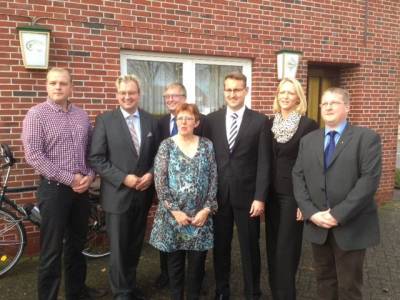 Der neue geschftsfhrende Vorstand des CDU-Kreisverbandes Aurich; von links: Schriftfhrer Robert Bents, die stellvertretenden Vorsitzenden Heiko Schmelzle, MdB, Udo Weilage und Silvia Lbcke, 1. Vorsitzender Sven Behrens, Vize Sandra Erfmann und Schatzmeister Klaus-Dieter Reder.