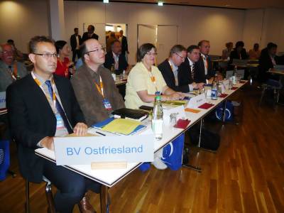vollstndig vertreten waren die Delegierten des CDU-Kreisverbandes Aurich beim Landesparteitag in Osnabrck am 05.09.2015.

v.l.n.r. Kreisvorsitzender Sven Behrens aus Hage, Bernd Memenga aus Sdbrookmerland, Jabine Janssen aus Aurich-Middels/Spekendorf, Kreisschatzmeister Klaus-Dieter Reder aus Wiesmoor, als Gast am Tisch der Auricher unser Bezirksvorsitzender Reinhard Hegewald aus Emden und Kreisschriftfhrer Robert Bents aus Brookmerland