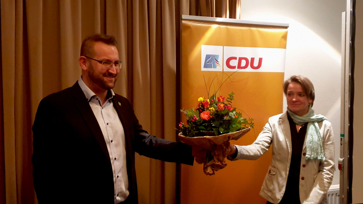 Der Kreisvorsitzende Sven Behrens gratuliert der CDU-Direktkandidatin  für die Landtagswahl im Wahlkreis 86 Aurich.